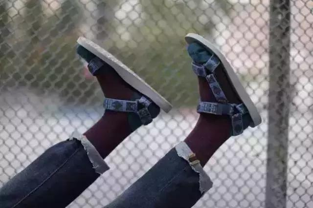 帆布面、皮革面、网状面估计你都有了,今天和你聊聊麂皮鞋