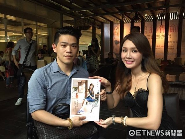 直击/暖男黄景裕送LV海伦清桃笑收下:我身份不适合啦