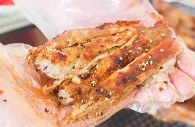 单手撕烤全羊,徒手吃烤全羊完整视频