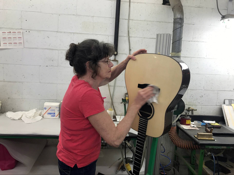 极速快报:弘力乐器2017加拿大Godin吉他工厂参观第一天