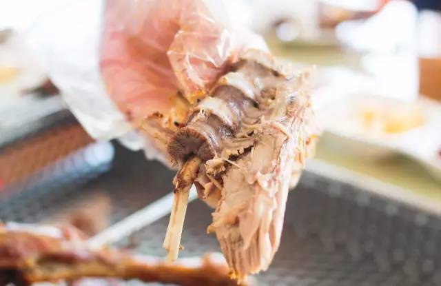 单手撕烤全羊,徒手吃烤全羊完整视频