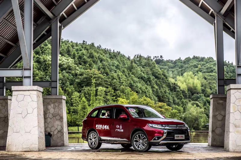 广汽三菱欧蓝德荣耀版suv图片,18款欧蓝德2.0荣耀越野