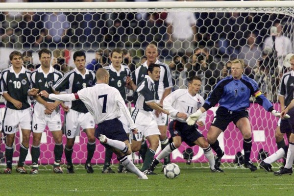 足球最美时刻视频,贝影在足球场上