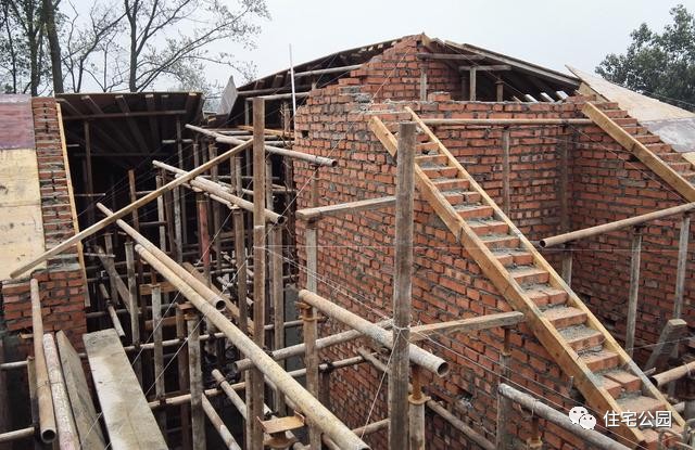 农村自建房平屋顶和坡屋顶结合,农村别墅坡屋顶哪种最实惠