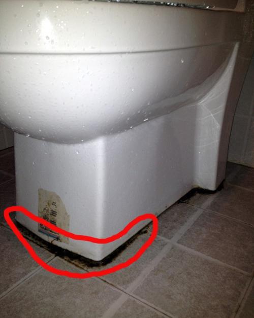 马桶下面的玻璃胶发霉怎么处理,马桶玻璃胶发霉怎么处理