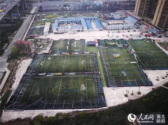 男子花50万改造荒凉小院,男人花千万改造废弃城堡