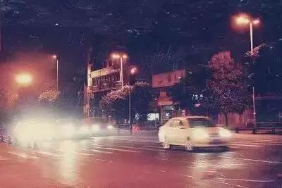 深夜走在孤独的街道,午夜的街头一个人孤独的游走