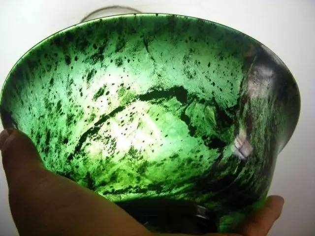 5000元糯种翡翠手镯,荧光灯下翡翠手镯里有亮点