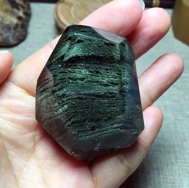 怎样辨别绿幽灵水晶的真假,怎样鉴别绿幽灵水晶真假