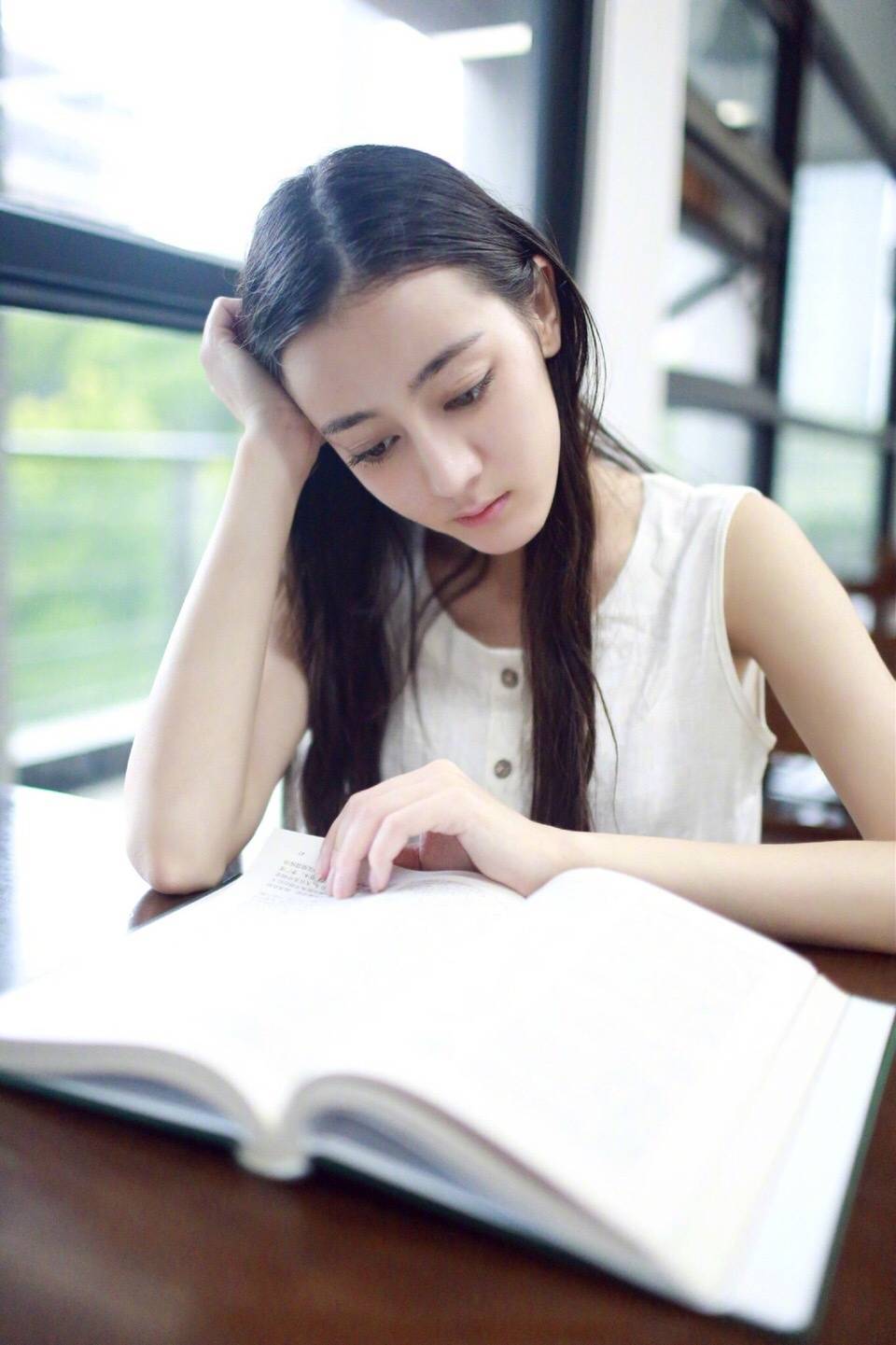 “哪来的小屁孩?”“叔叔,我来带我妈咪回家的”