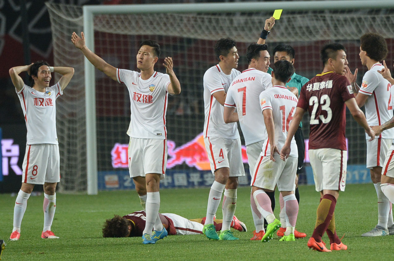 卡帅抱怨草皮完整视频,卡帅霸气回应外援