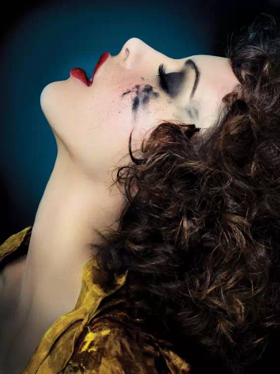 视觉｜在那个没有Photoshop的年代，这些时髦美妆画报靠什么惊艳时光？