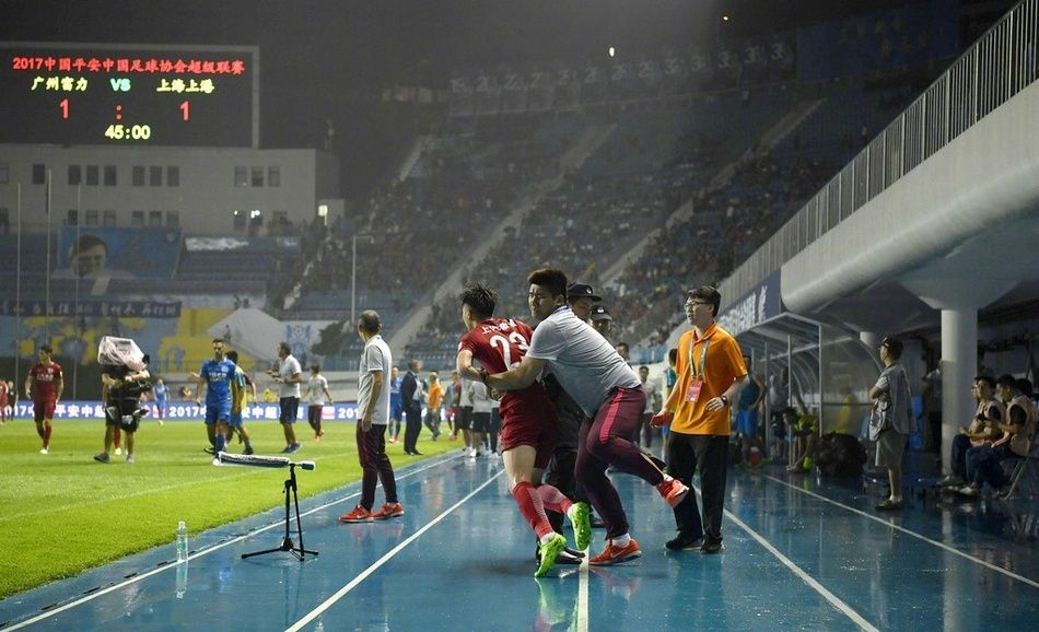 奥斯卡踢人事件,奥斯卡主动犯规