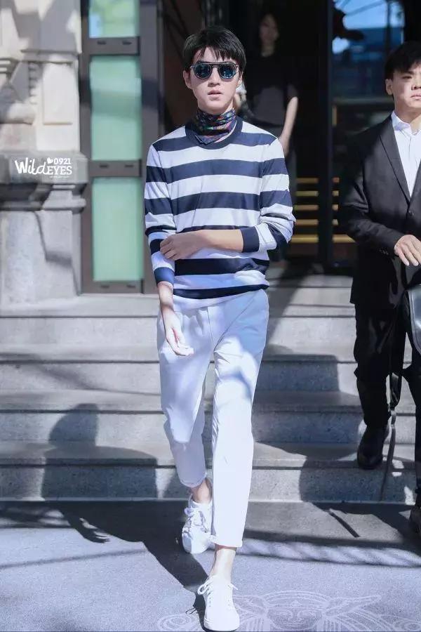 王俊凯几岁登上的米兰时装周,王俊凯t台首秀