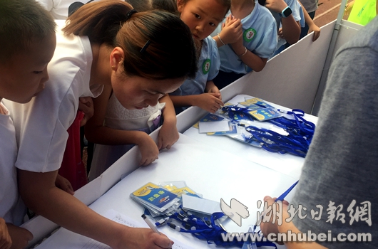 武汉中小学生足球比赛,武汉校园足球比赛视频