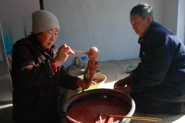 东北杀猪菜酸菜炖血肠五花肉排骨,家乡的味道鞍山篇杀猪菜