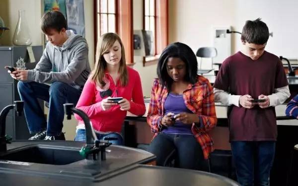 老板，近视是工伤！研究表明，越努力工作的人视力越差