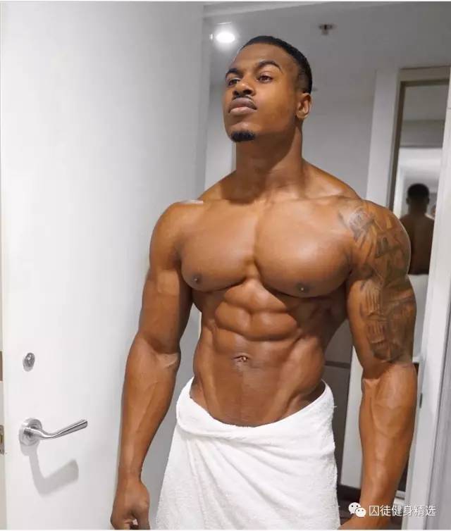 用雕刻刀雕刻动物,用木头雕刻熊猫