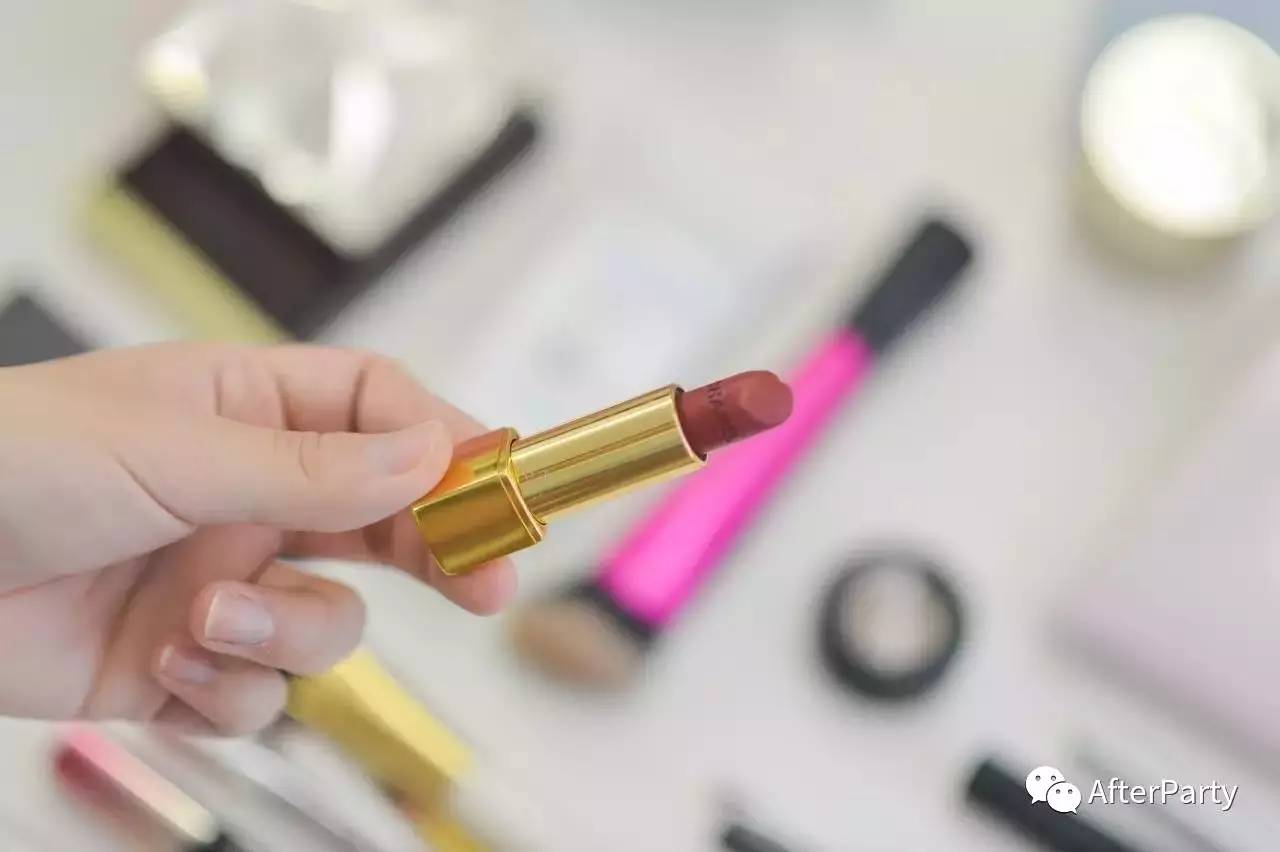 和朋友旅游的乐趣之一,就是共享化妆包