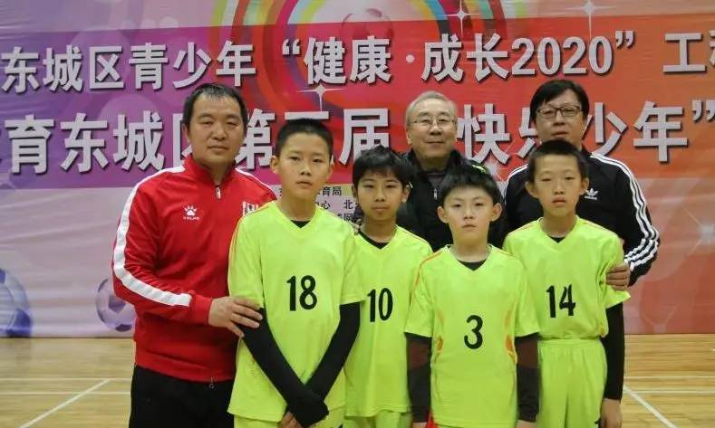 小学校园足球联赛活动简报,快乐足球联赛小学生