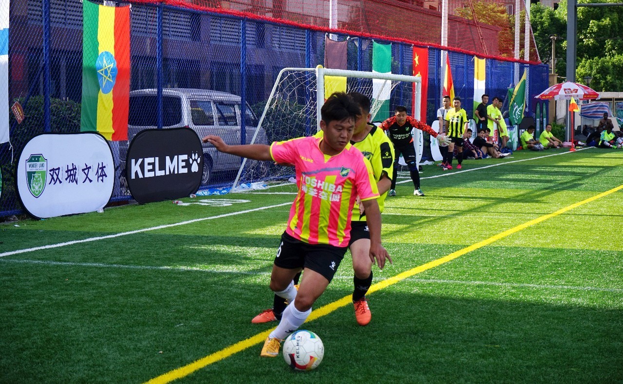 有个爱看球的爸爸,有个爱踢足球的爸爸