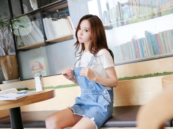 孙允珠灰色牛仔包臀裙搭配,孙允珠橙色露背绑带裙