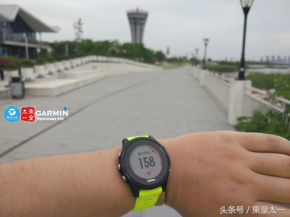 续航能力超长的运动手表,佳明935与watch4