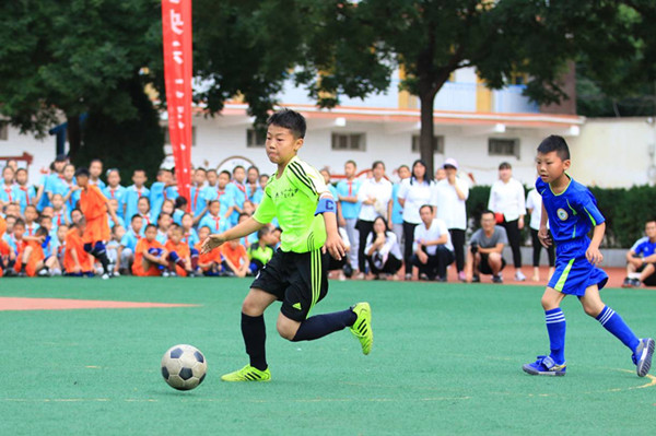 绿茵球场活力四射,绿茵场上神采飞扬