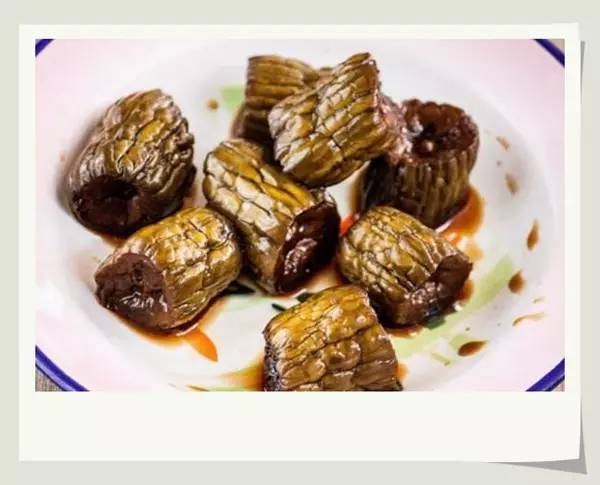 姆妈说，晒伏酱得三黄六水一斤盐，即三斤酱黄六斤水加上一斤盐的配比放入酱缸内搅拌。