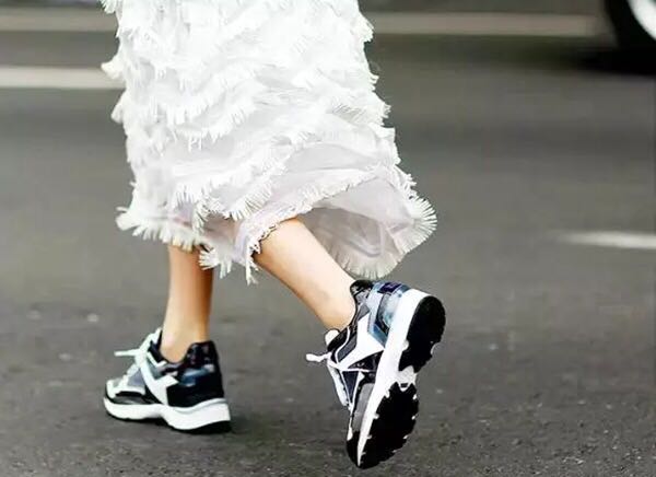 便宜衣服穿出高级感人的气质 (便宜衣服怎么穿出贵气)