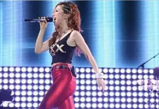 邓紫棋最好看的皮裤造型,邓紫棋穿皮裤在春晚唱歌一无所有