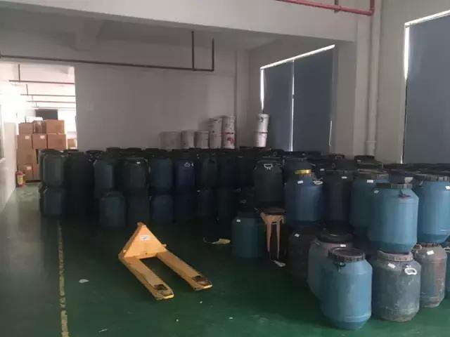 惊心！你高价代购的资生堂、欧莱雅、倩碧可能是假的！化工桶装满不知名原料，成本仅几毛钱！