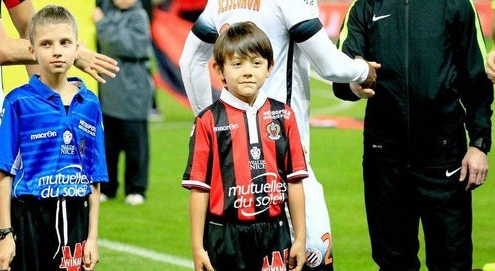 足球为什么每个队员都要有球童,为什么足球运动员出场带个孩子