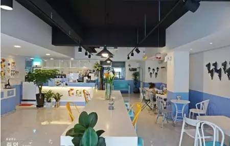 韩国Blue Blues咖啡馆的蓝天奶昔，人人都爱举着拍照