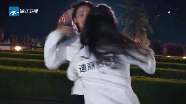 《奔跑吧》收*战官**即将来临,很像大片,主题“古堡谜踪”!