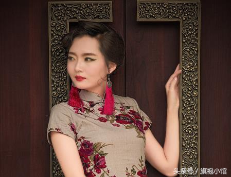 中年女士穿旗袍站坐姿势,穿旗袍怎么走步