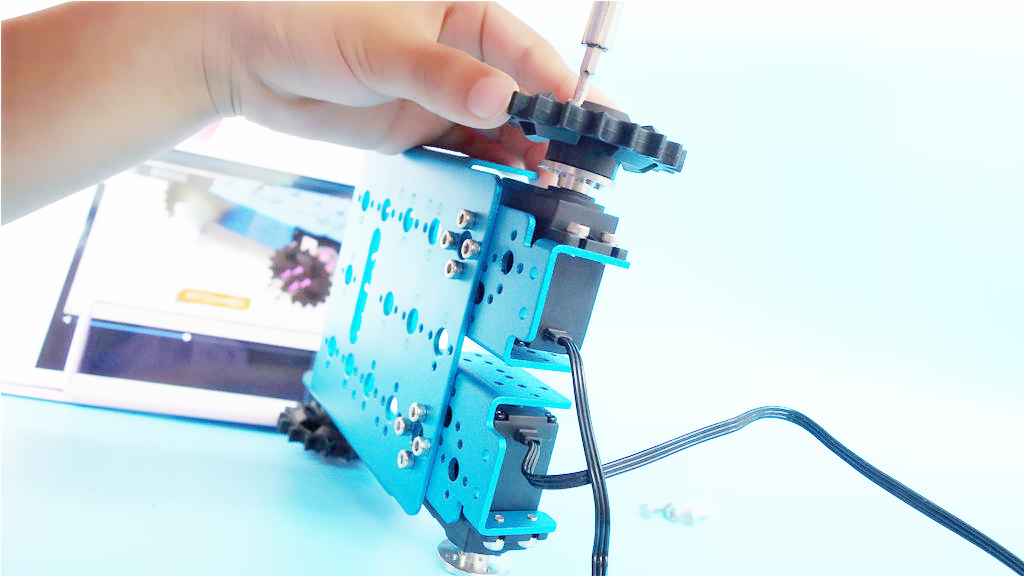 行进、踢球、摇头晃脑样样行，DIY、编程、智能交互个个棒