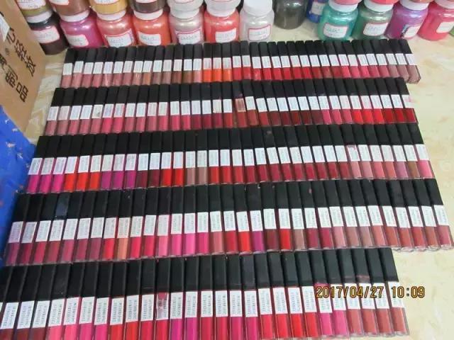 惊心!你高价代购的资生堂、欧莱雅、倩碧可能是假的!化工桶装满不知名原料,成本仅几毛钱!