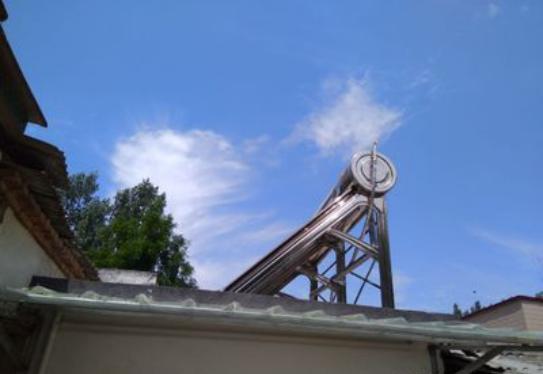 天热傻邻居用棉被包着太阳能热水器，本来我笑他，爆管时我后悔了