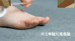 高跟鞋前面挤脚但是后跟掉怎么办,高跟鞋小了挤脚大了不跟脚怎么选