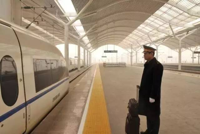 6本驾照见证“中国速度”—济南铁路局动车司机薛军和他的“火车人生”