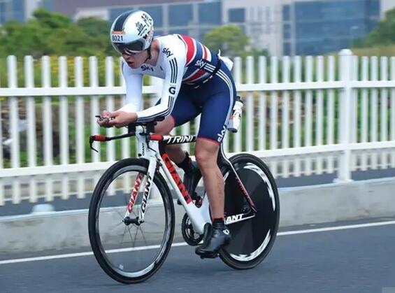 铁三骑行训练练习后的恢复训练紧身衣帮助恢复