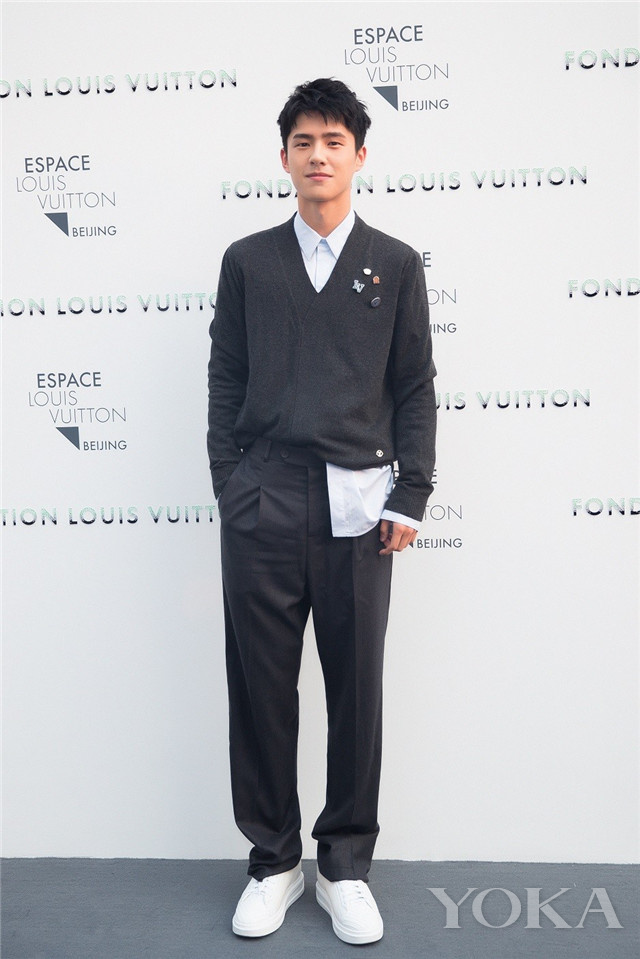 衣范追踪信你的黑裤子油光锃亮像是几年没洗了