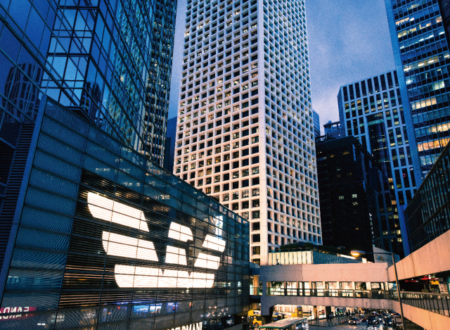 香港丨我们拍了24张香港，从中看到了困顿、欲望和爱