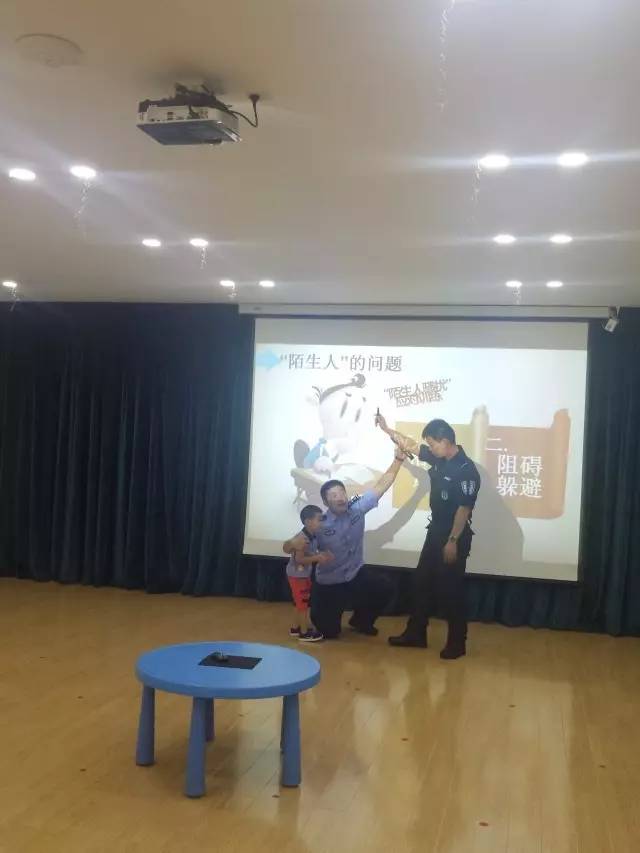 小女孩遇到陌生人搭讪怎么处理,小孩在外面遇到陌生人搭讪