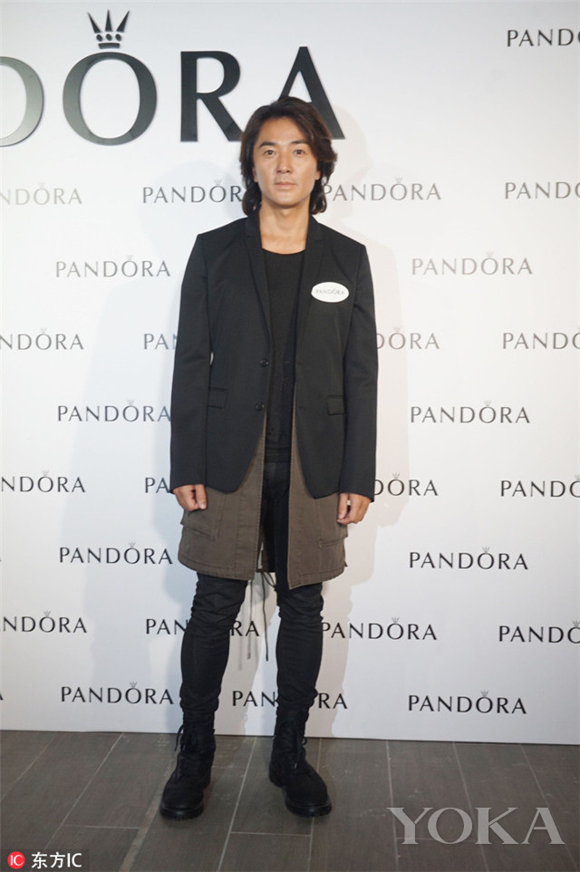 衣范追踪信你的黑裤子油光锃亮像是几年没洗了