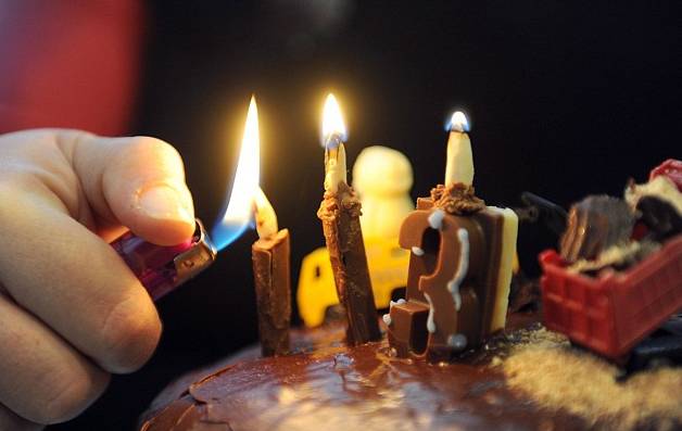 用生日蛋糕蜡烛做手工,生日蛋糕上的蜡烛的制作