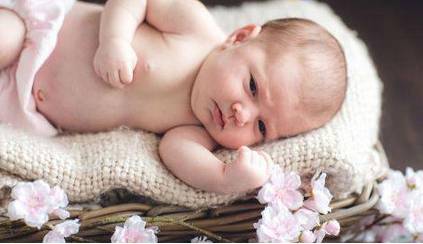 宝宝肚脐眼可以清理吗,肚脐黑色东西可以抠吗