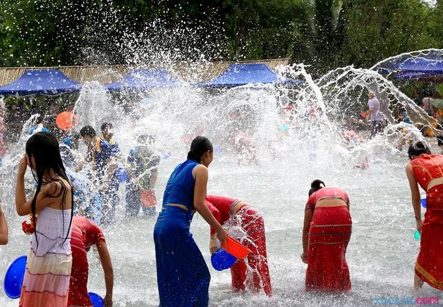 今年泼水节几个奇葩视频,泼水节变味解决措施
