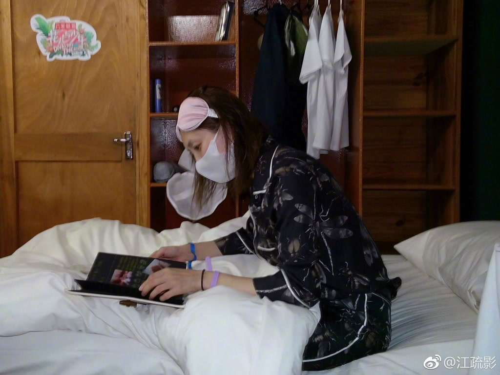 江疏影桃红色夏天防晒服,花少3江疏影古力娜扎快乐大本营